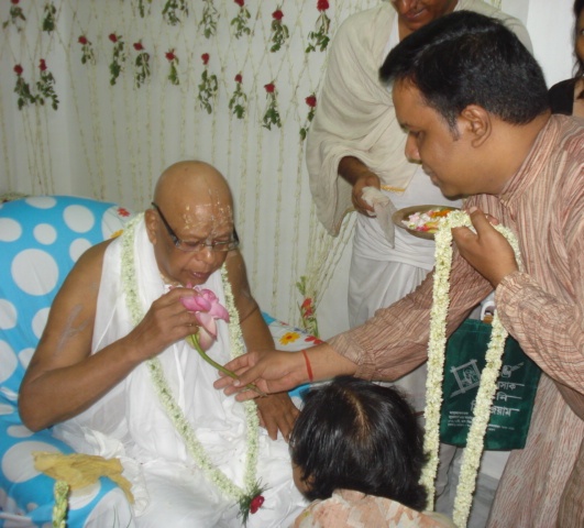 Devotee offering prasadi flower to Baba