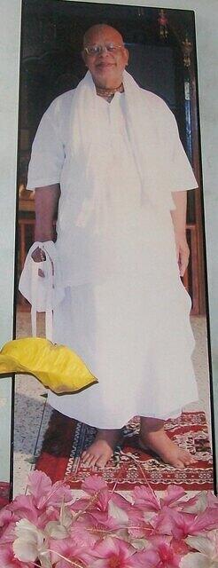 Baba before the Guru-puja