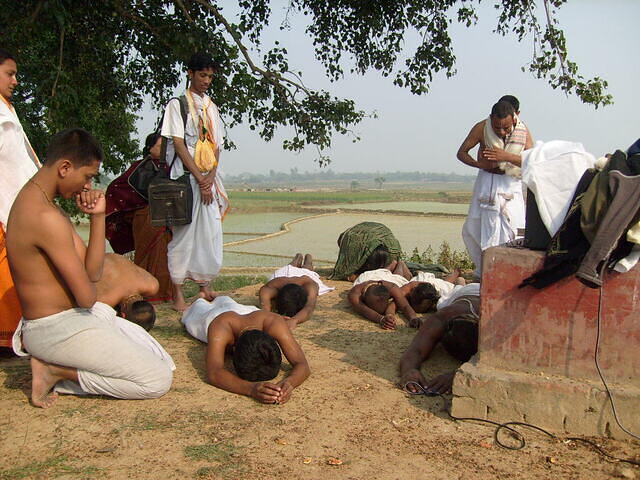 Ohh !! What we would do to get some raj  from Thakur Moshai's foot dust !! 