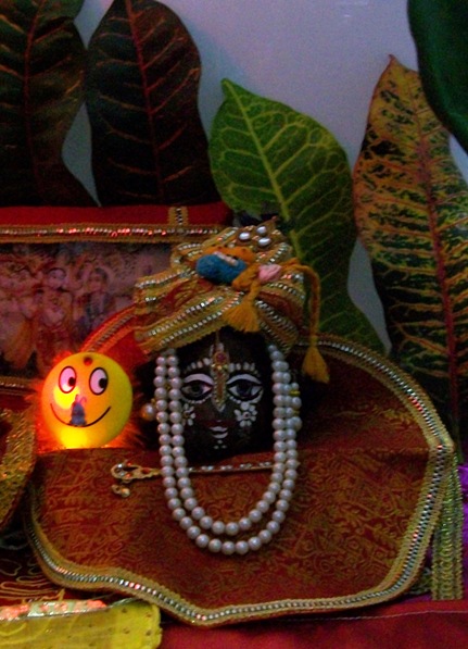 Rakhi throwing  golden light on Maharaj