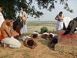 Ohh !! What we would do to get some raj  from Thakur Moshai's foot dust !! 